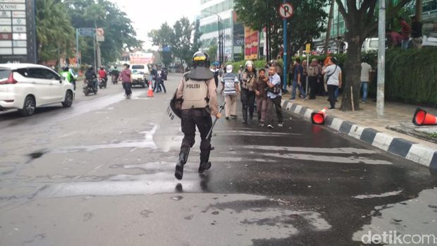 Polisi mengamankan sejumlah orang pasca ricuh demo di depan DPRD Sumut.