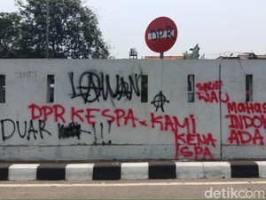 Legislator Juga Kena Coretan Nakal: DPR ke Spa, Kami Kena ISPA