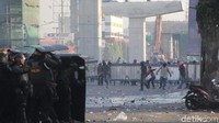Pantauan di lokasi, ada massa yang melempari batu ke arah polisi, Selasa (24/9/2019).