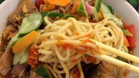 Yang ini ayamnya berupa potongan dan dipadu banyak sayuran. Mantap betul!  Foto : Instagram @bakso_wakoko