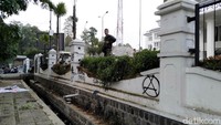 Dalam aksinya, sejumlah elemen masyarakat itu membawa aneka spanduk bertuliskan penolakan sejumlah RUU. Tulisan itu seperti Cagar Alam Harga Mati, Stop Kriminalisasi Pejuang Lingkungan, Tolak RUU Minerba, Tolak RKUHP, Padamkan Api bukan KPK, Negara Telah Gagal, dan tulisan-tulisan lainnya.