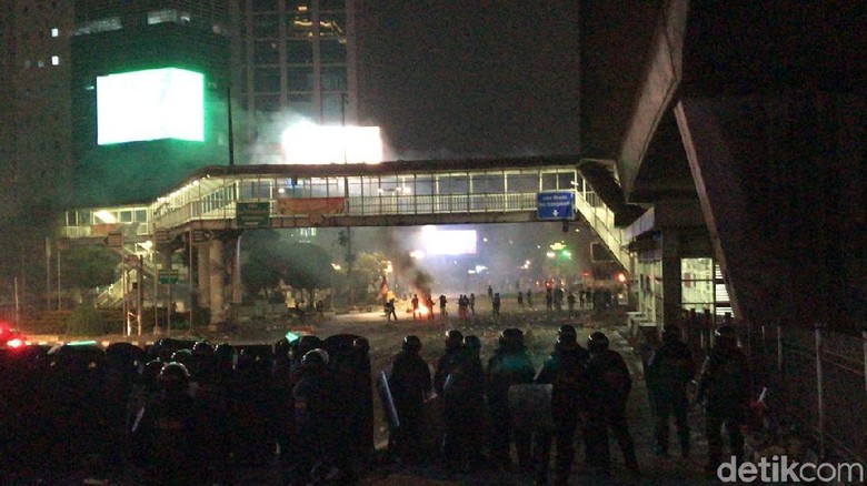 Mahasiswa-Brimob Bentrok, Pos Polisi di Simpang Slipi Dibakar Mahasiswa-Brimob Bentrok, Pos Polisi di Simpang Slipi Dibakar