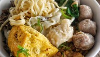 Komplet banget! Mie tasik Sinar Priangan ini isinya tak hanya bakso, ada pangsit dan tahu bakso. Mantap ya!  Foto : Instagram @snapfoodjourney