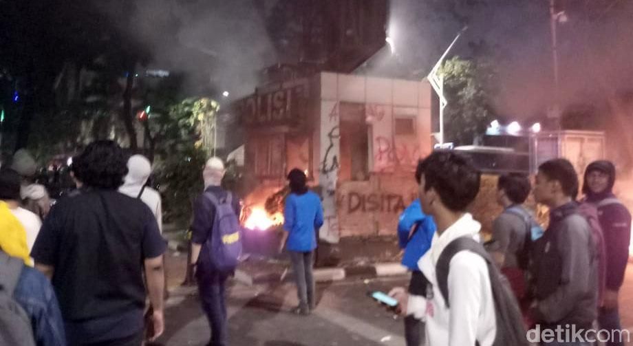 Massa mahasiswa merusak pos polisi di pertigaan Hotel Mulia, Senayan, Jakarta. Mereka membakar pos polisi tersebut, Selasa (24/9).