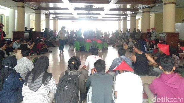 Demo Hari Tani, Massa Geruduk Kantor DPRD DIY