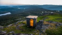 Saat buka pintu keluar dari toilet ini rasanya niscaya bukan cuma lega tapi juga terpesona. Ada pemandangan gunung Jonsknuten di Norwegia. (Foto: Dok. CNN Travel)