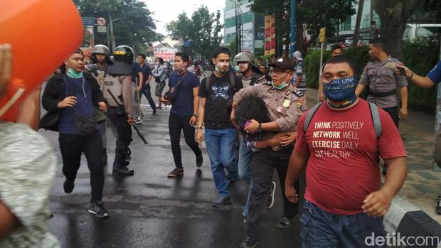 Polisi mengamankan sejumlah orang pasca ricuh demo di depan DPRD Sumut.