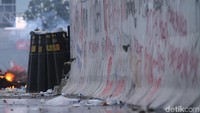 Mereka juga menggunakan tameng.