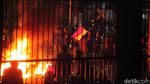 Mahasiswa Bertahan di Belakang Gedung DPR dan Bakar Sejumlah Barang