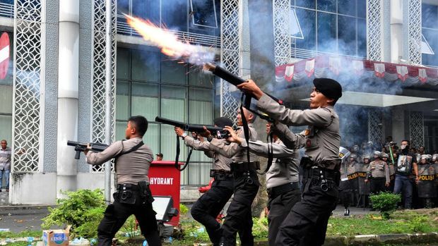 Polisi menembakkan gas air mata ke arah para mahasiswa yang melakukan aksi unjuk rasa di depan gedung DPRD Sumut, di Medan, Sumatera Utara, Selasa (24/9).