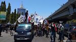 Potret Demo Mahasiswa di Makassar: Bakar Ban dan Robohkan Pagar DPRD