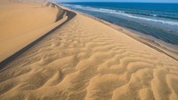 Gurun Namib di Namibia, Afrika jadi yang pertama. Selain jadi salah satu gurun tertua dunia, Namib Desert sangat luas dan sulit untuk ditaklukan. (iStock)