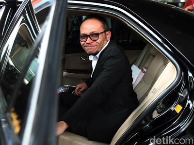 Momen Perdana Hanif Dhakiri ke Kantor Kemenpora