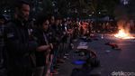 Mahasiswa Salat Berjamaah di Depan Gedung Sate