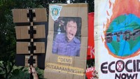 Adapula yang membawa-bawa Aria Wiguna yang terkenal dengan jargon Demi Tuhan. Dok. Twitter