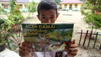 Salah seorang anak menunjukkan buku yang tengah dibaca.