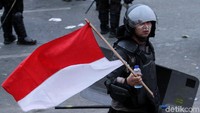 Mereka berdiri dibarisan paling depan untuk menghalau massa.