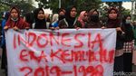 Aneka Spanduk Demo Unik dari Bandung