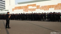 Para personel Brimob mendapat pengarahan sebelum mengamankan aksi di gedung DPR.