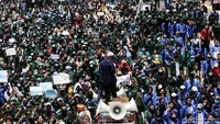 Peristiwa lainnya yang turut menyita perhatian publik adalah demonstrasi yang digelar oleh mahasiswa bersama sejumlah masyarakat dan aktivis dalam rangka menolak RUU KPK yang baru dan juga menolak RKUHP. Aksi unjuk rasa tersebut terjadi di berbagai wilayah di Indonesia, mulai dari Jakarta, Bandung, Yogyakarta, Surabaya, hingga Kendari Sulawesi Tenggara. Rifkianto Nugroho/Dok. Detikcom.