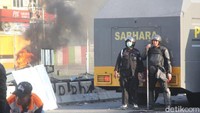 Satu motor polisi dibakar di Jl AP Pettarani dibakar. Belum diketahui pembakar motor polisi. 