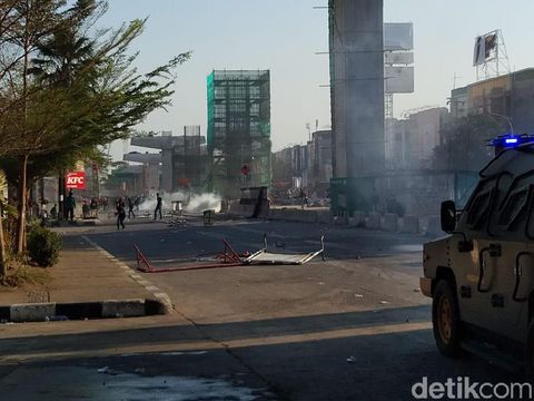 Polisi pukul mundur mahasiswa yang mendekati gedung DPRD Sulsel,(Hermawan-detikcom)