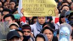 Melihat Lagi Tulisan-tulisan Lucu di Spanduk Aksi Mahasiswa