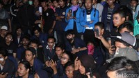 Dalam diskusinya mereka meminta untuk kepolisian menghentikan tembakan ke arah mahasiswa.