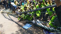 Begini penampakan pagar kantor DPRD Jateng yang roboh oleh aksi unjuk rasa para mahasiswa.