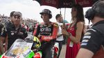Senyum Manis Umbrella Girl MotoGP Aragon