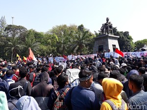 Massa Aksi #BengawanMelawan Mulai Bergerak ke Gedung DPRD Solo