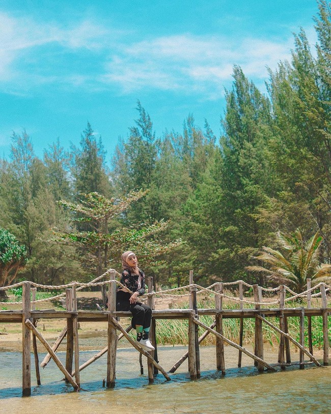 Selama berada di Aceh, Awkarin berusaha menghormati budaya di Aceh dengan memakai hijab. Bergaya santai dan simpel, dia memadukan hijabnya dengan long outer motif bunga, kaus hitam dan jogger warna army. Foto: Dok. Instagram @awkarin