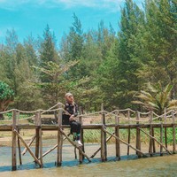 Selama berada di Aceh, Awkarin berusaha menghormati budaya di Aceh dengan memakai hijab. Bergaya santai dan simpel, dia memadukan hijabnya dengan long outer motif bunga, kaus hitam dan jogger warna army. Foto: Dok. Instagram @awkarin