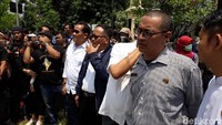 Beberapa anggota DPRD, Ginda Ferachtriawan dari PDIP, Sugeng Riyanto dari PKS, Al Amin dari PAN dan Sapari dari PAN, menemui mereka dari balik kawat berduri. Mahasiswa meminta mereka mendengarkan orasi hingga selesai.