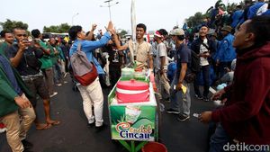 Diblokir Mahasiswa, Tukang Cendol Masuk Tol