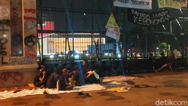 Sejumlah mahasiswa masih bertahan di depan Gedung DPR.