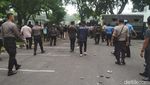 Aksi Lempar Batu Warnai Demo Mahasiswa di Medan