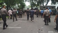 Mereka juga terus mengawal jalannya demo.