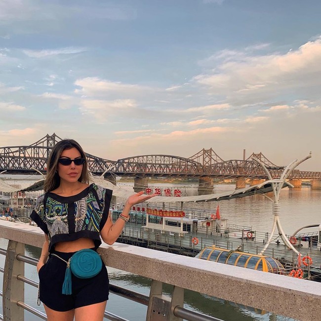 Liziane juga menceritakan bahwa tentara tidak menyadari jika topinya dicuri. Ia kemudian mengembalikan topi tersebut sebelum tentara itu keluar dari kamar mandi. Sementara itu, penumpang lain yang melihatnya memanggil Liziane gila. Foto: dok. Instagram