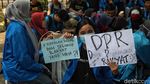 Melihat Lagi Tulisan-tulisan Lucu di Spanduk Aksi Mahasiswa