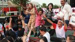 Massa Pendukung Pimpinan Baru Goyang Dangdut di KPK