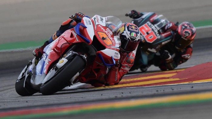 Pramac Racings Australian rider Jack Miller rides ahead Petronas Yamaha SRTs French rider Fabio Quartararo during the MotoGP race of the Moto Grand Prix of Aragon at the Motorland circuit in Alcaniz on September 22, 2019. (Photo by JAVIER SORIANO / AFP)