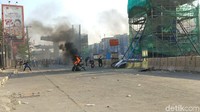 Tampak dari kejauhan motor itu masih memercikkan api. Foto: Hermawan M-detikcom