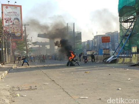 Motor polisi di Makassar dibakar, Selasa (24/9/2019)