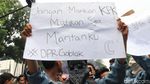 Aneka Spanduk Demo Unik dari Bandung