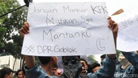 Pak Presiden, coba tolong dengarkan curhatan mahasiswa ini. Jangan matikan KPK, matikan saja mantan mahasiswa ini.