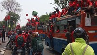 Sekelompok mahasiswa menggunakan almamater merah konvoi dari Grogol menuju Gedung DPR, Salah satu saksi mata bernama M Situmorang menjelaskan ada ratusan mahasiswa yang bergerak menuju Gedung DPR. Awalnya datang dari arah Central Park. Mereka naik kopaja, ada 5 bus jelas M Situmorang. Sambil teriak-teriak, sekelompok mahasiswa tersebut juga mengajak mahasiswa lainnya untuk bergabung. Foto: pasangmata.com
