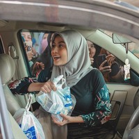 Dalam wawancara dengan YouTuber Aceh, Teuku Mail, Awkarin mengatakan ini bukan pertama kalinya ia memakai hijab. “Aku enam tahun di Tanjung Pinang,R iau. Kurang lebih budayanya kayak Aceh. Dan mewajibkan memakai hijab, ujarnya. Foto: Dok. Instagram @awkarin