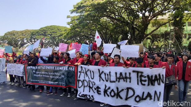 Mahasiswa yang sudah berkumpul untuk unjuk rasa/