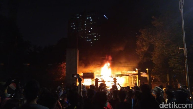Massa Berubah Rusuh, Mahasiswa Trisakti Tarik Diri dari Demo Massa Berubah Rusuh, Mahasiswa Trisakti Tarik Diri dari Demo